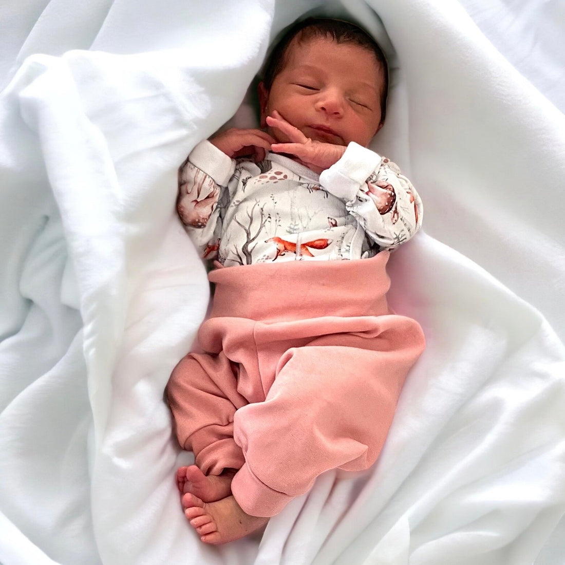 Omlottbody för baby i mönstret Skogsglänta med tryckknappar i sidan.