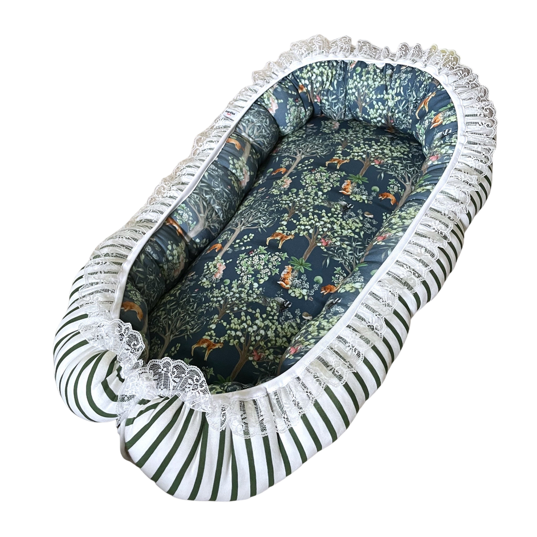 Babynest för baby i skogsvänner-motiv med stödjande sidor