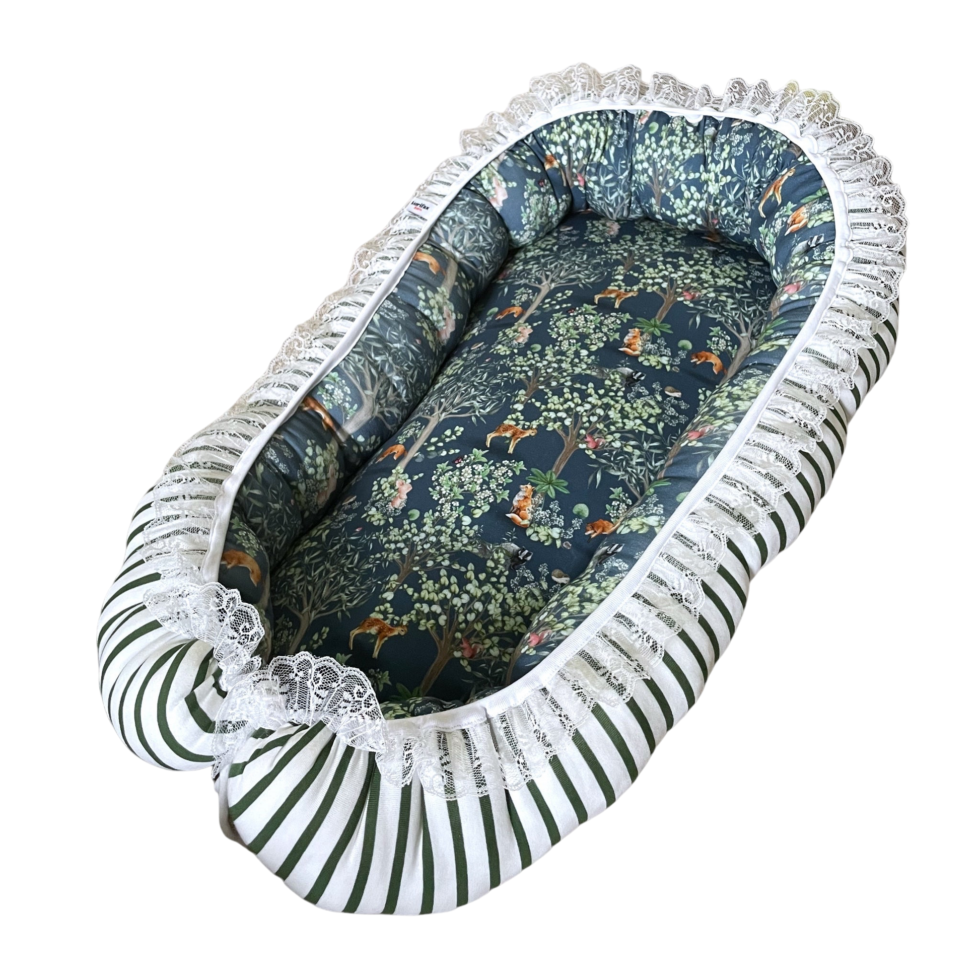 Babynest för baby i skogsvänner-motiv med stödjande sidor