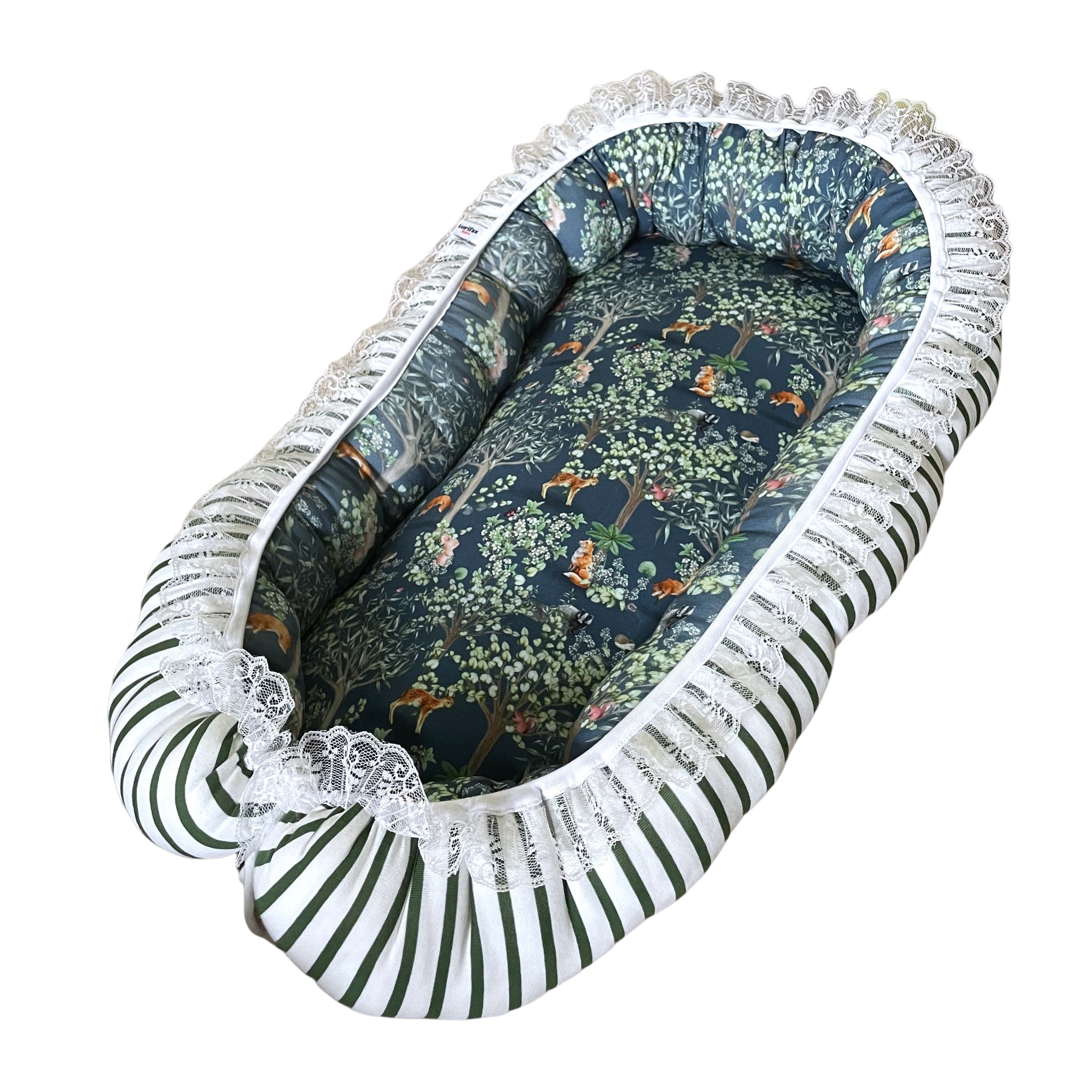 Babynest för baby i skogsvänner-motiv med stödjande sidor
