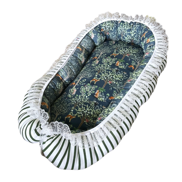 Babynest för baby i skogsvänner-motiv med stödjande sidor
