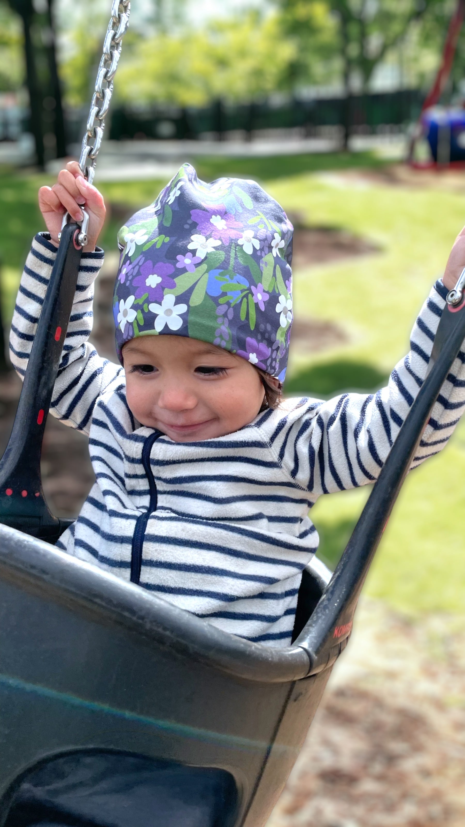 Mössa för baby i lila Blomsterhav, heltryckt jersey