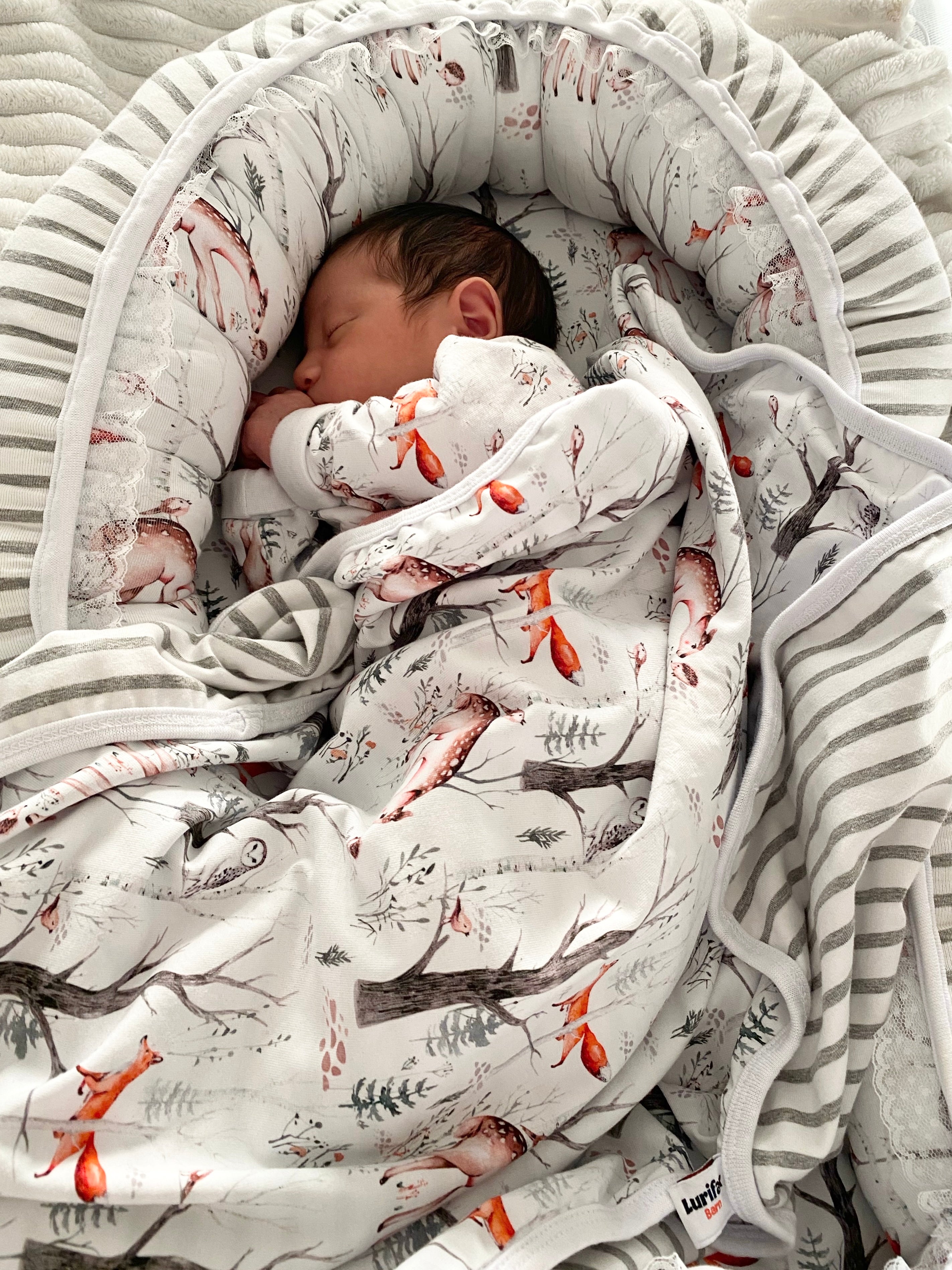 Babyfilt med Skogsglänta-mönster, mjuk dubbel bomull med kant.