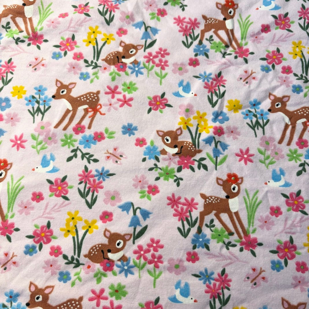 Jerseytyg Bambi i ljusrosa med rådjur och fjärilar, metervara ca 150 cm brett