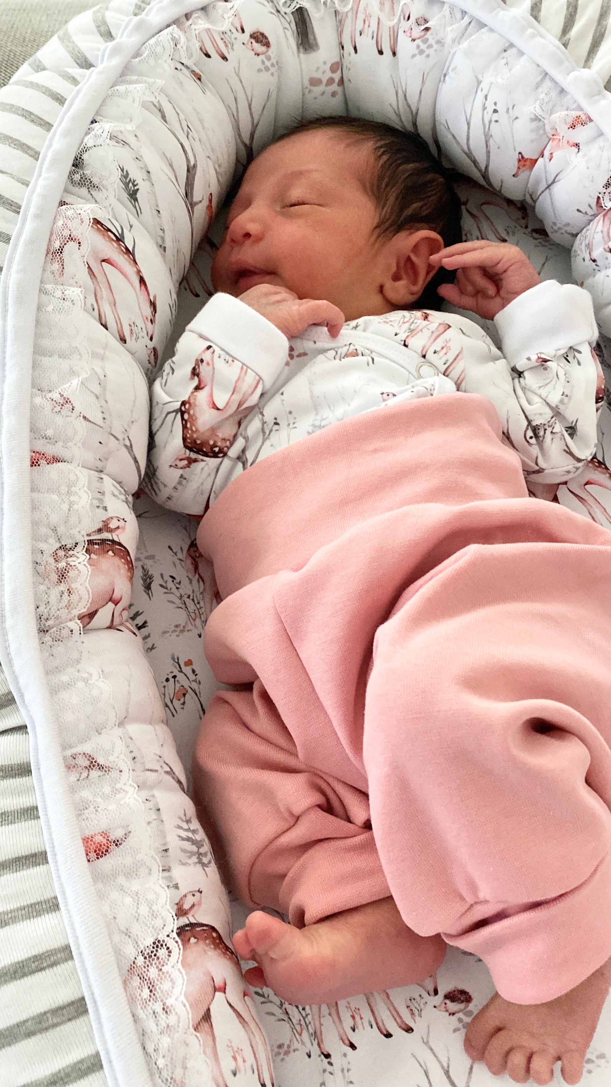 Babynest för bebis, vändbart med mönstrad och slät sida.