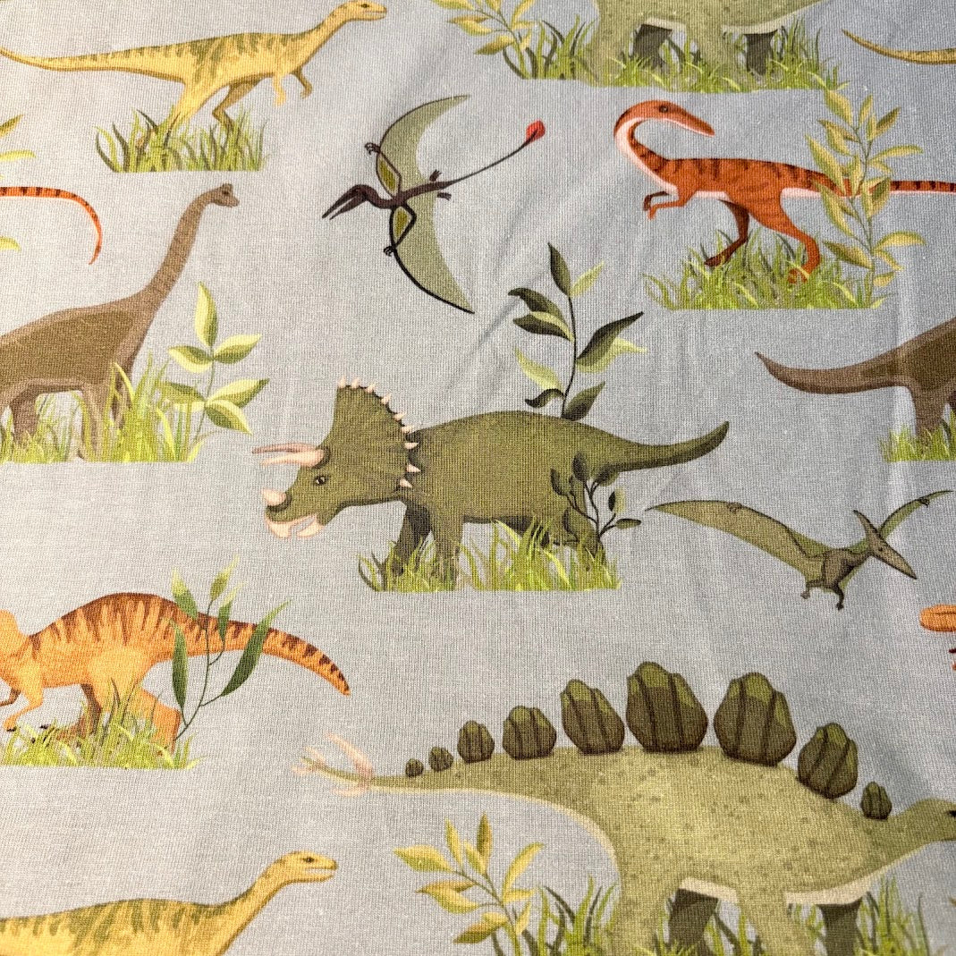 Jerseytyg Dino i grönt med dinosaurier, metervara ca 150 cm brett