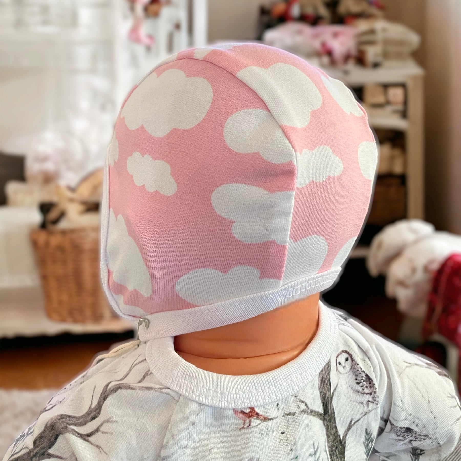 Hjälmmössa för baby i rosa med moln, mjuk bomullsjersey