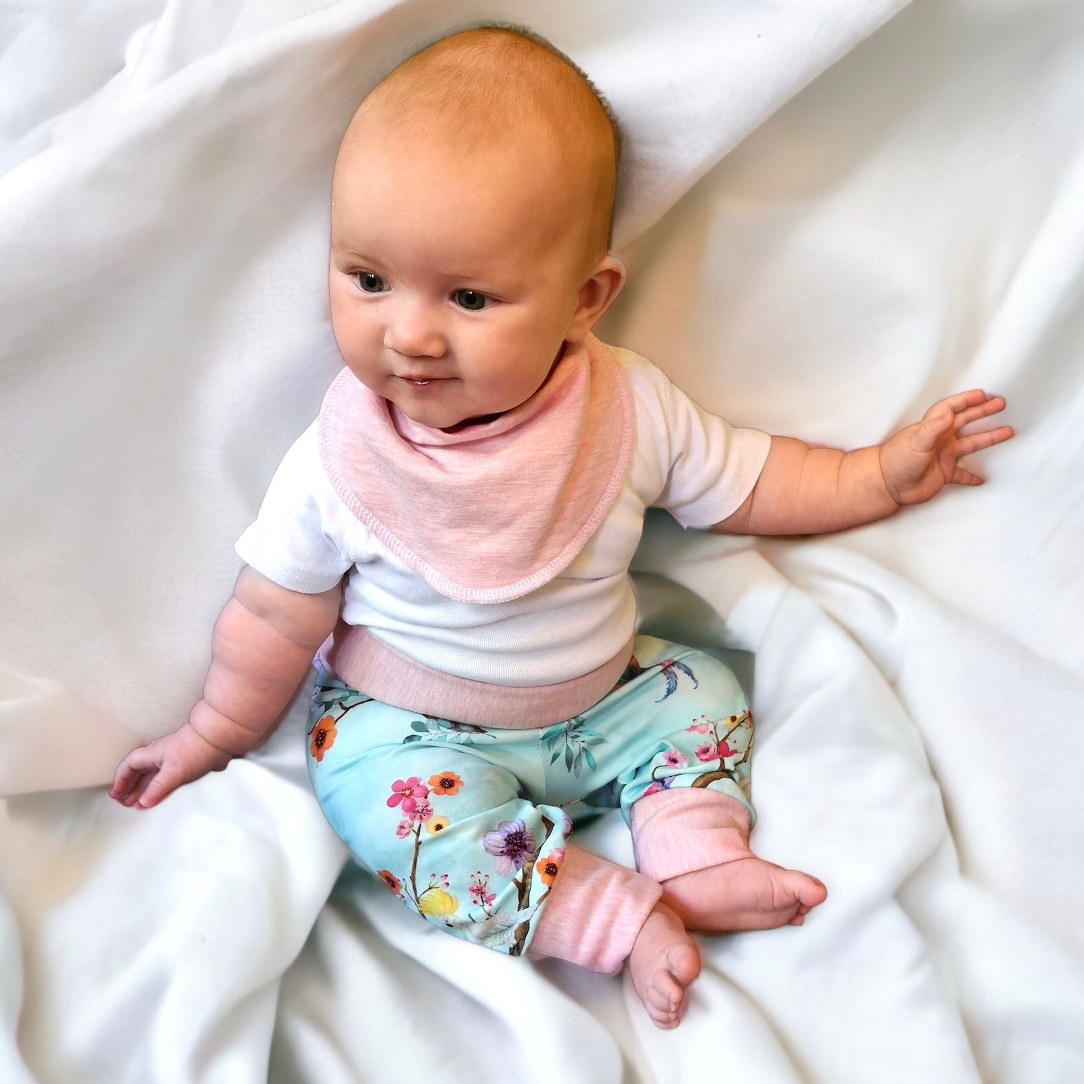 Dregglis för baby i enfärgat rosa, mjuk bomullsjersey.