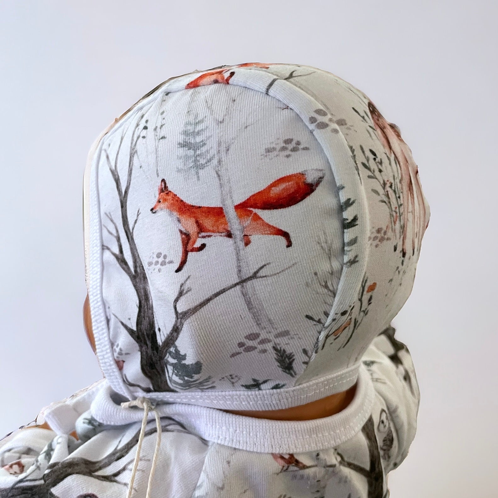 Hjälmmössa för baby i skogsglänta-motiv på barn