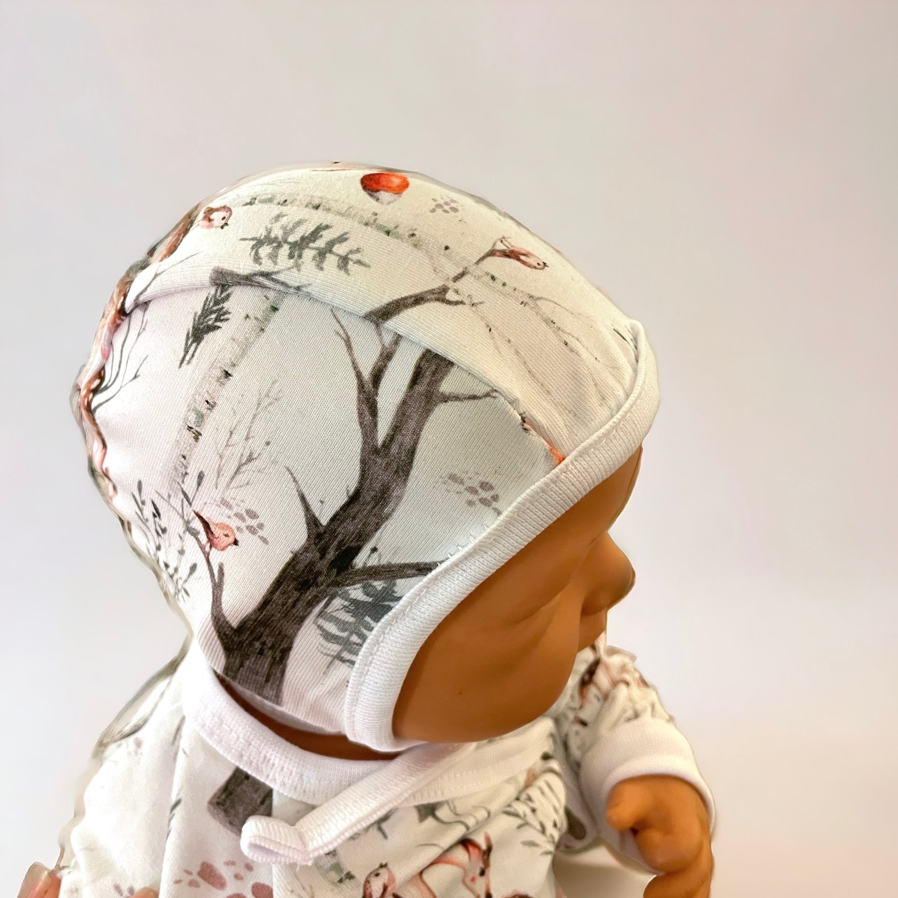 Hjälmmössa för baby i skogsglänta-motiv, mjuk och tät passform