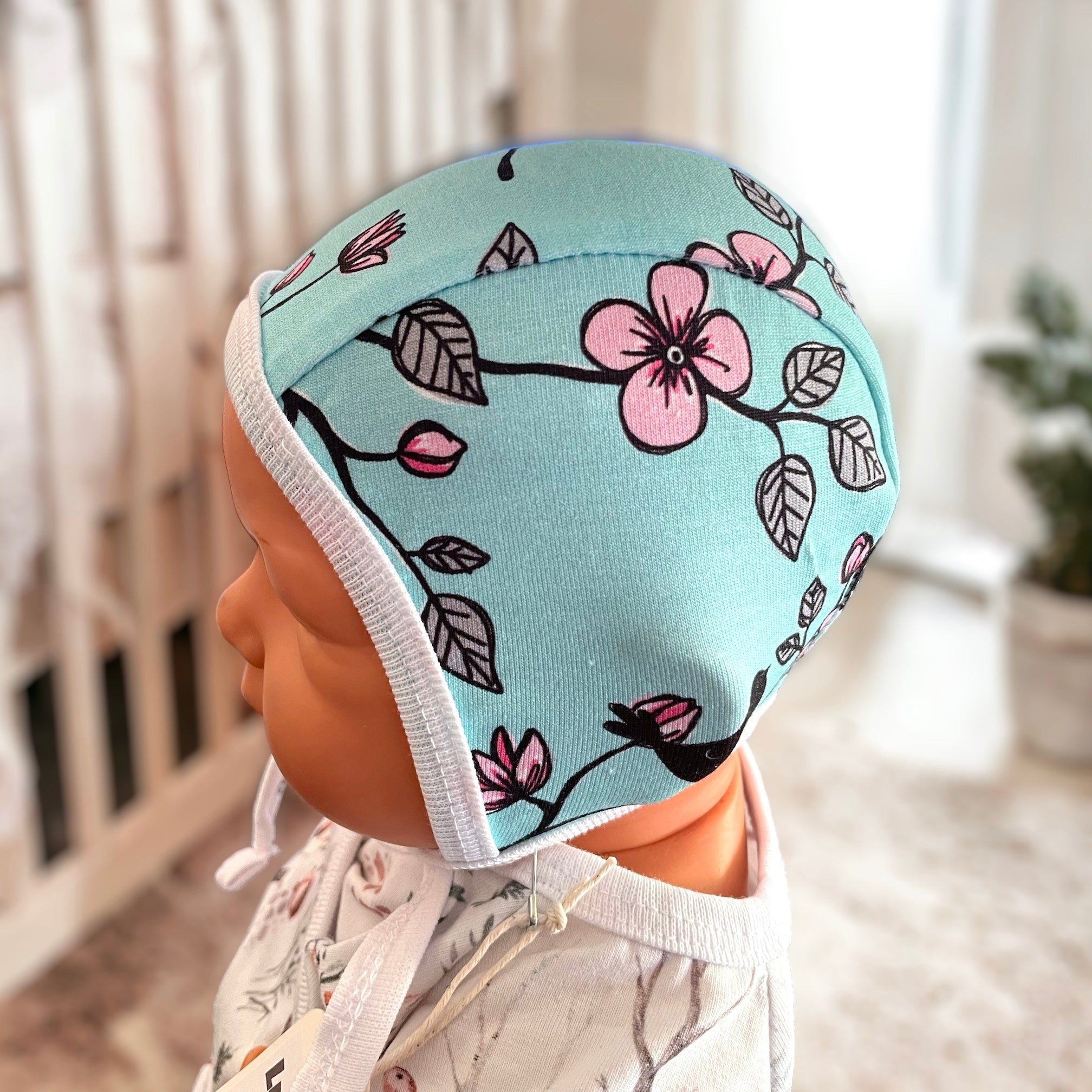 Hjälmmössa för baby i mint med fåglar och blommor, mjuk bomullsjersey