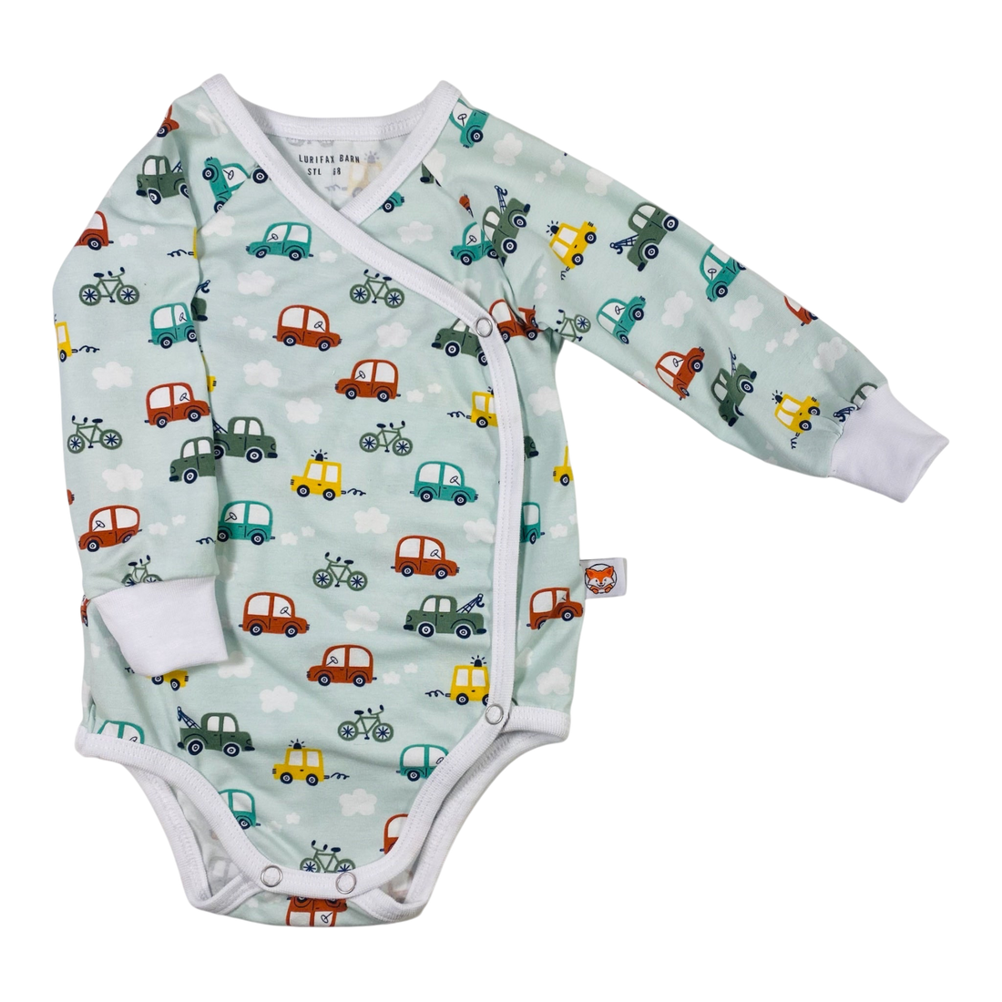 Omlottbody för baby i mintgrönt med bilmönster, vitt kantband och tryckknappar.
