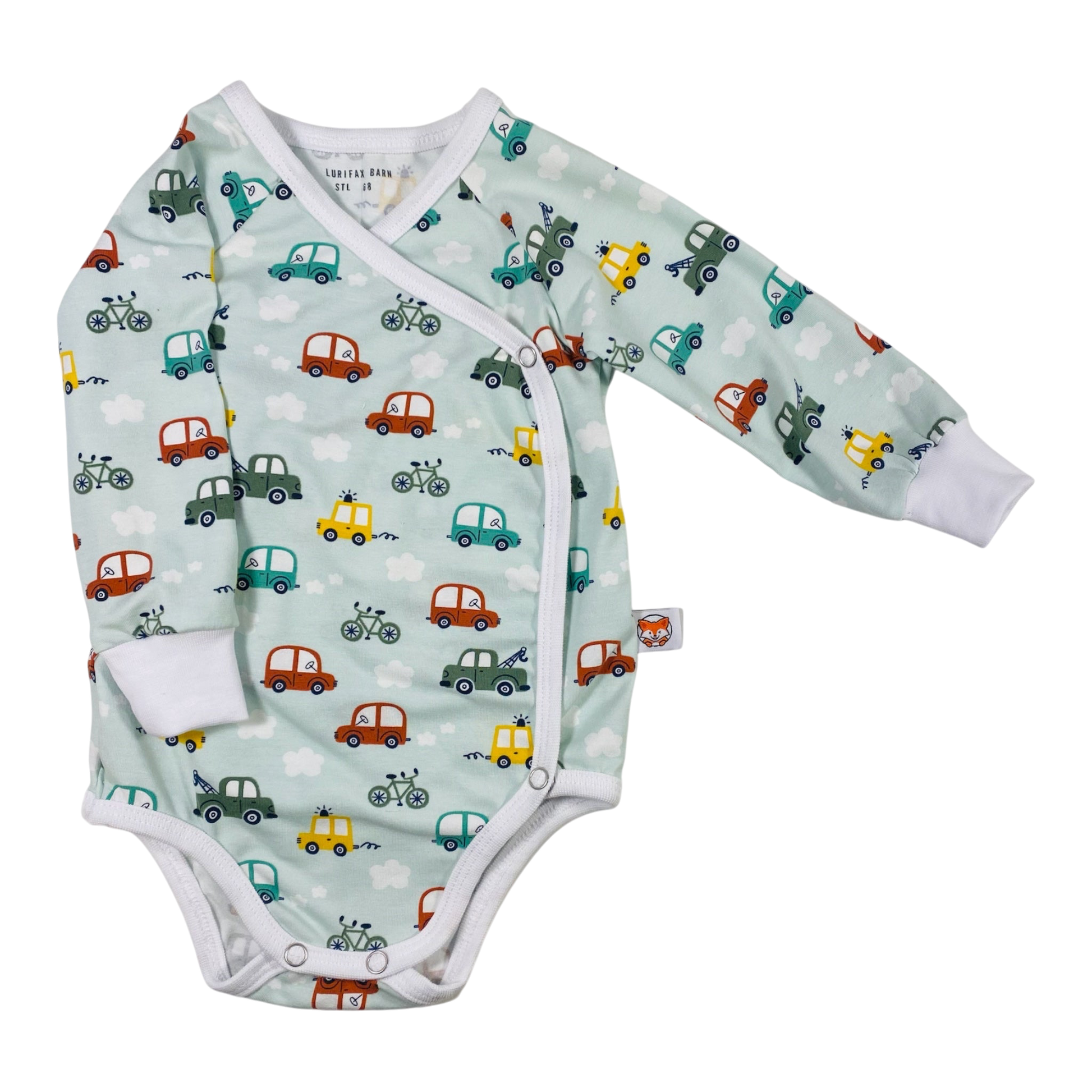 Omlottbody för baby i mintgrönt med bilmönster, vitt kantband och tryckknappar.