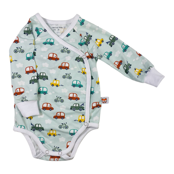 Omlottbody för baby i mintgrönt med bilmönster, vitt kantband och tryckknappar.