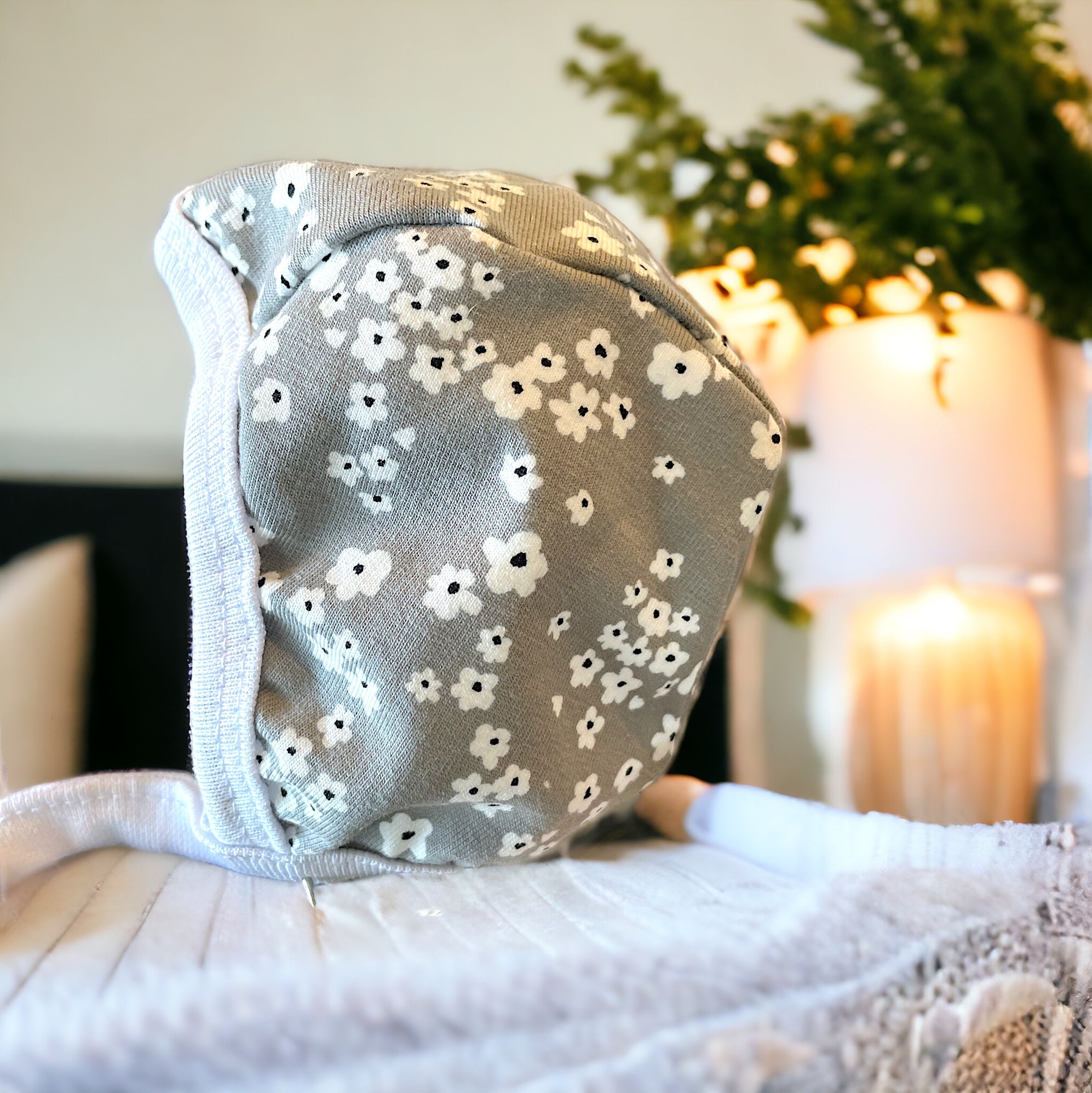 Hjälmmössa för baby med små vita blommor, mjuk bomullsjersey