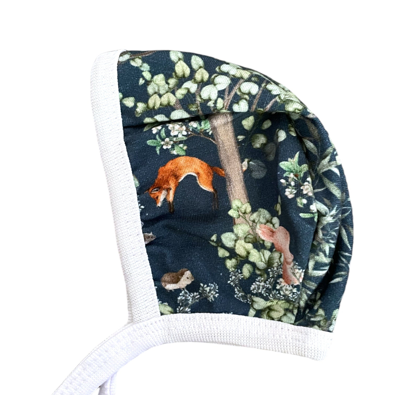 Hjälmmössa för baby i skogsvänner-motiv med knyt under hakan