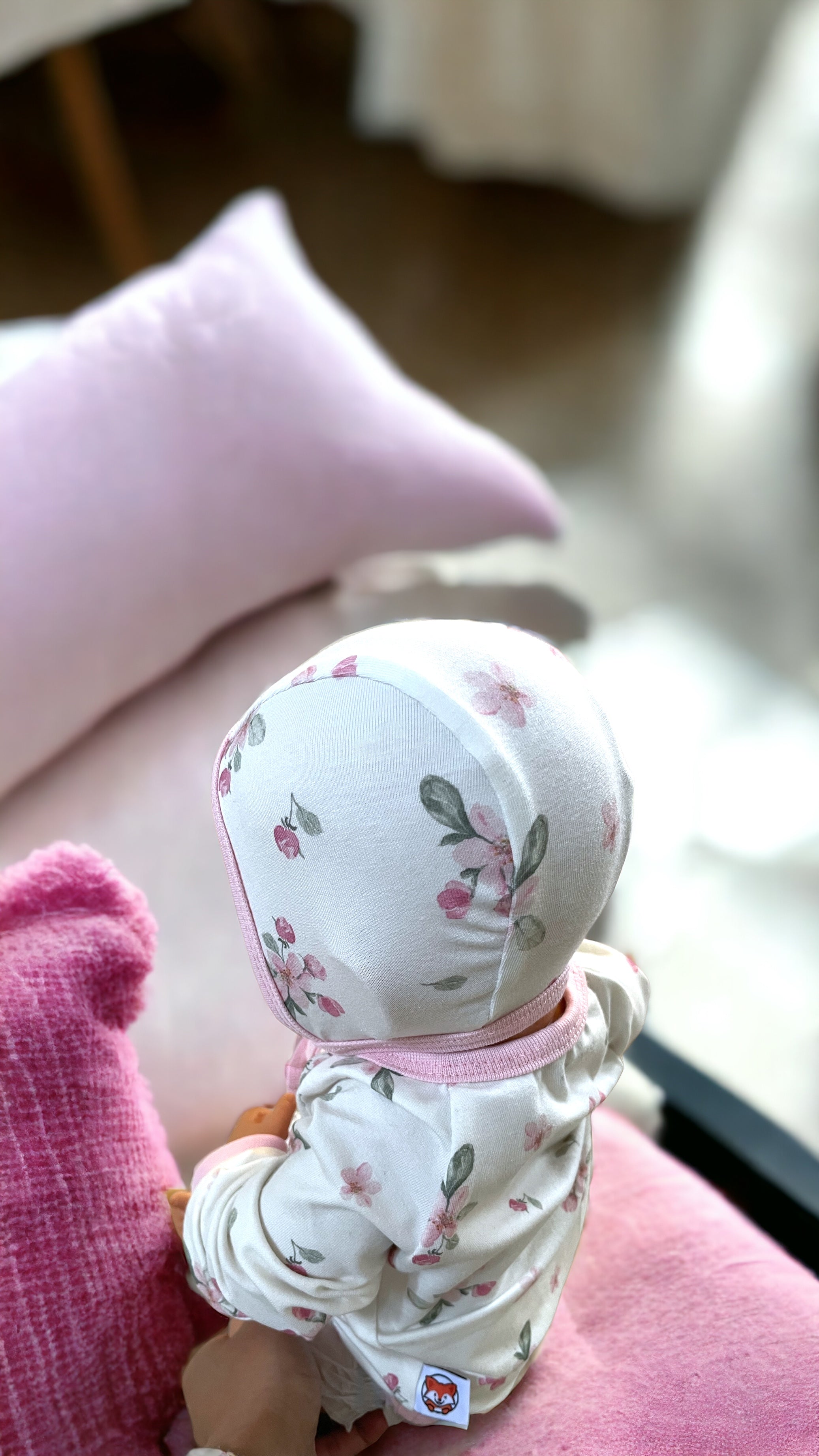 Hjälmmössa för baby i mönstrad äppelblom, mjuk bomullsjersey