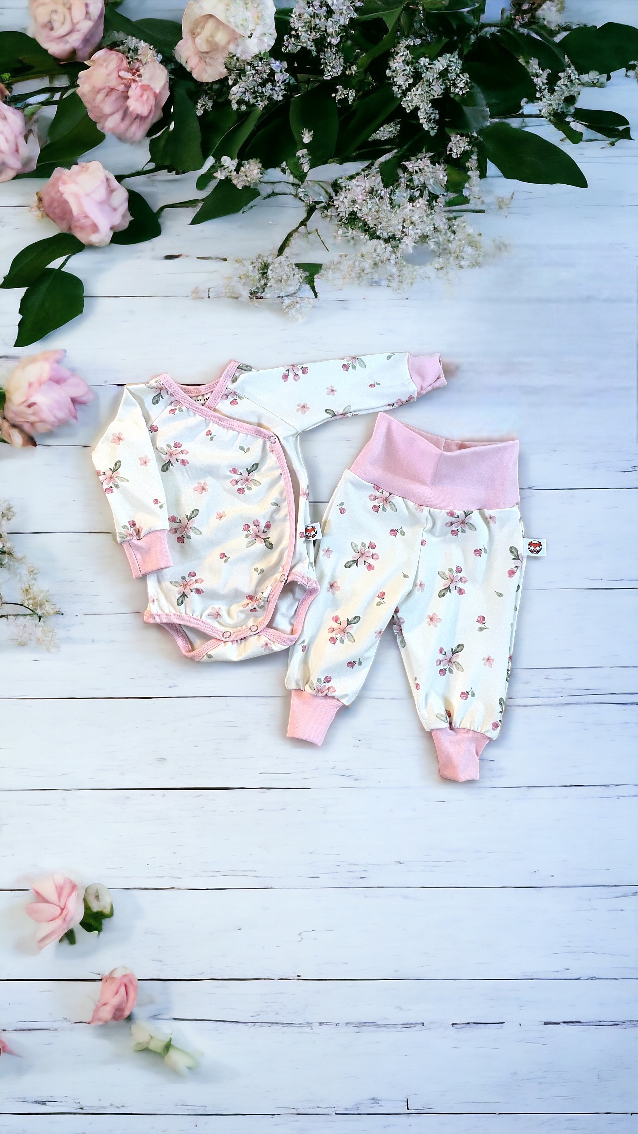 Byxa för baby i äppelblom, bred mudd som går att vika ned