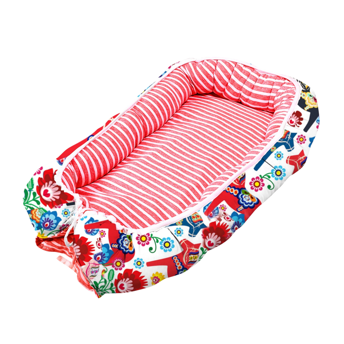 Babynest för baby i Dalahäst-mönster, vändbart med mjuka stödjande sidor.