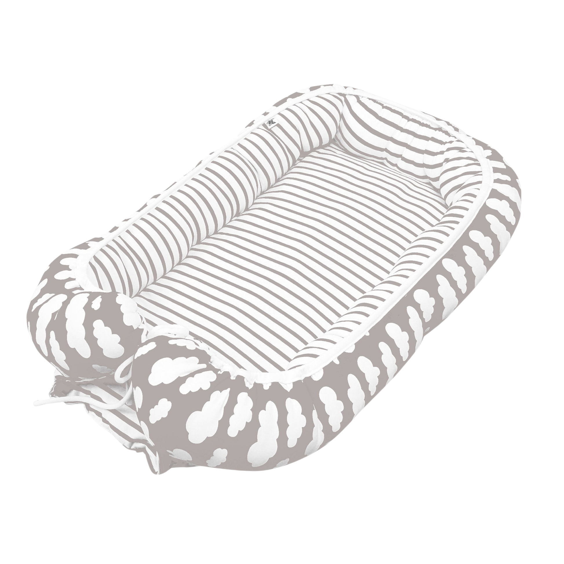 Babynest för baby i grått molnmönster, vändbart med stödjande kanter.