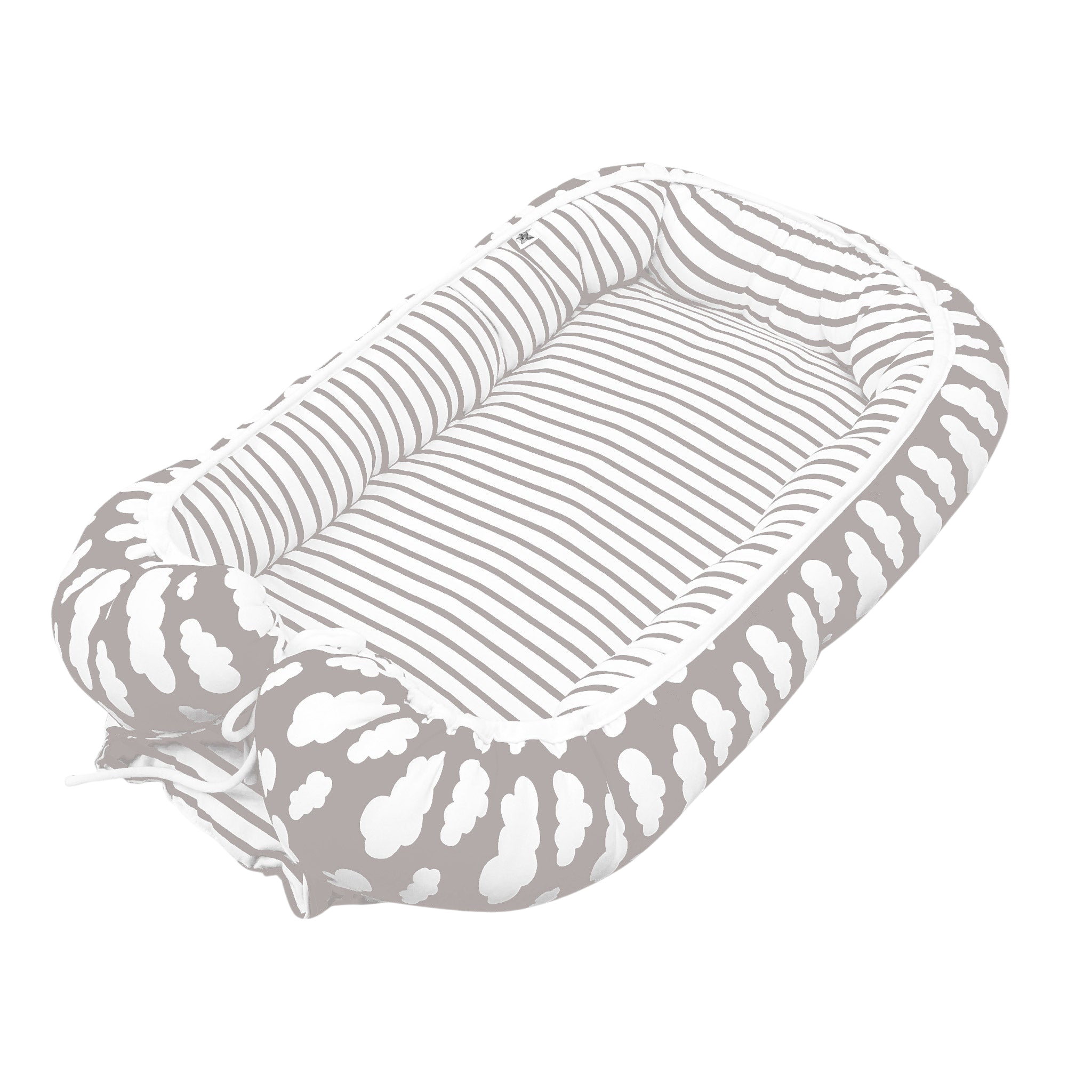 Babynest för baby i grått molnmönster, vändbart med stödjande kanter.