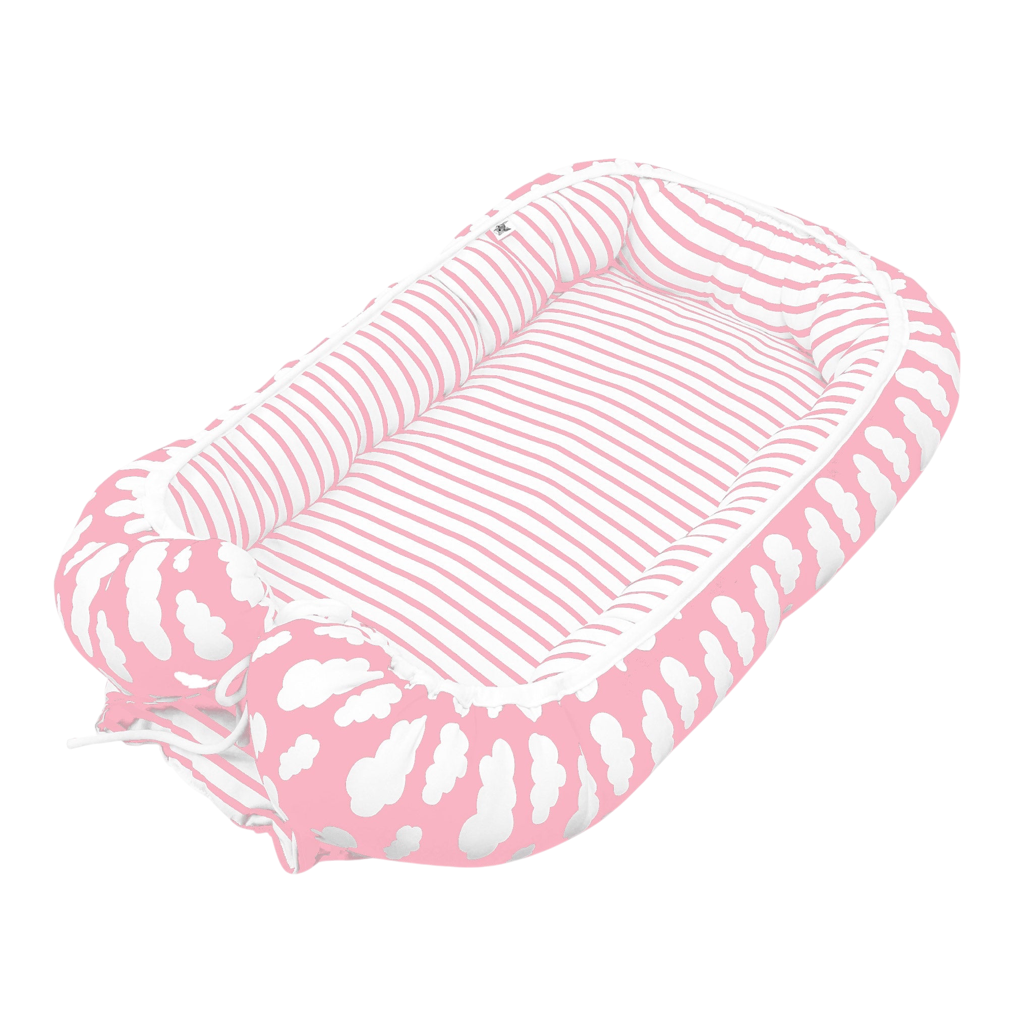 Babynest för baby i rosa molnmönster, vändbart med stödjande kanter.