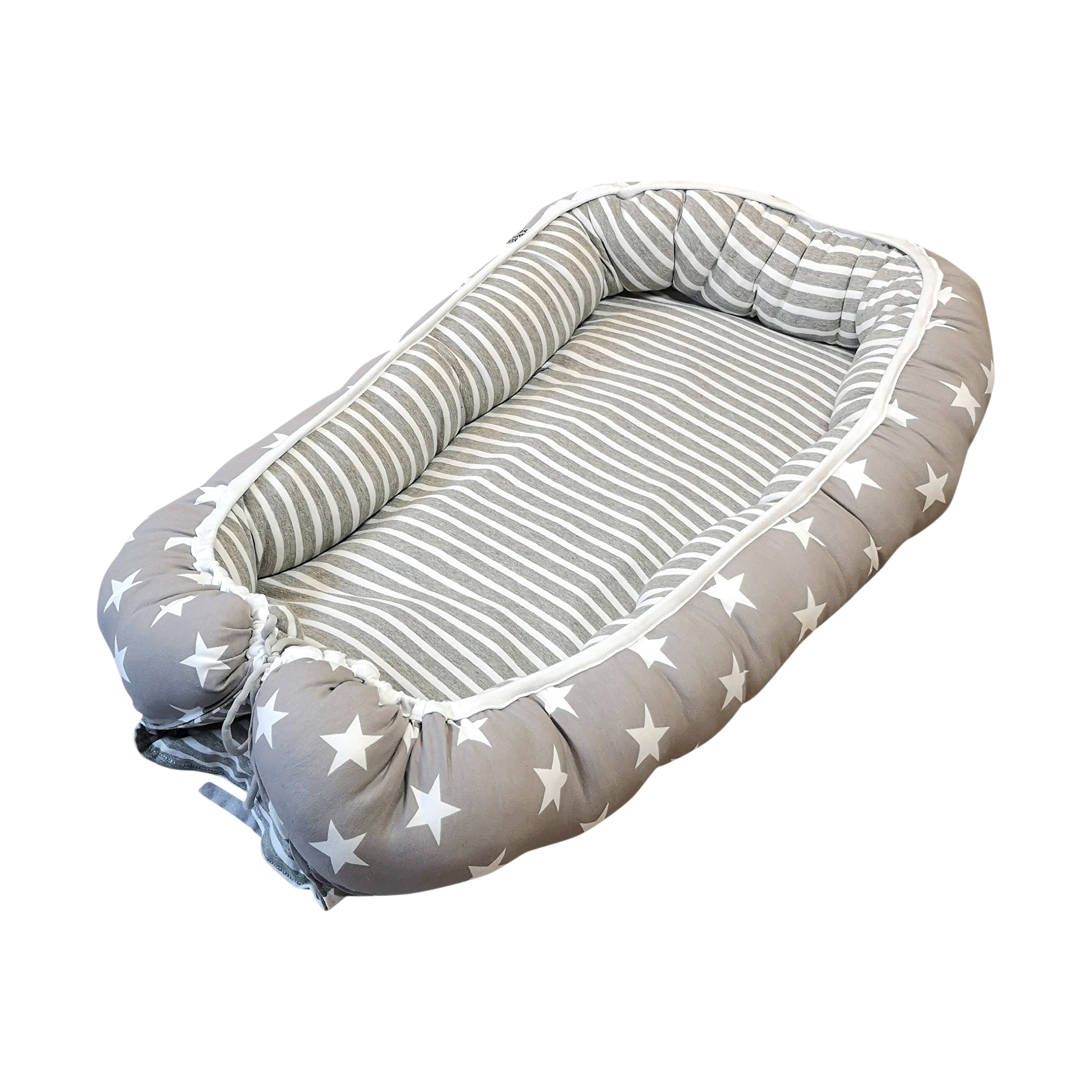 Babynest för baby i grått stjärnmönster, vändbart med stödjande kanter i ekologisk bomull.