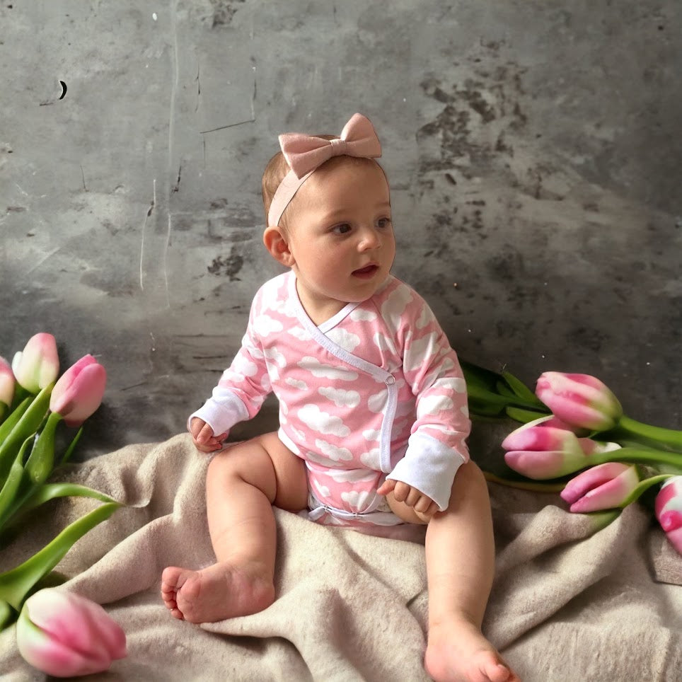 Jerseytyg med molntryck i rosa, sytt till en body