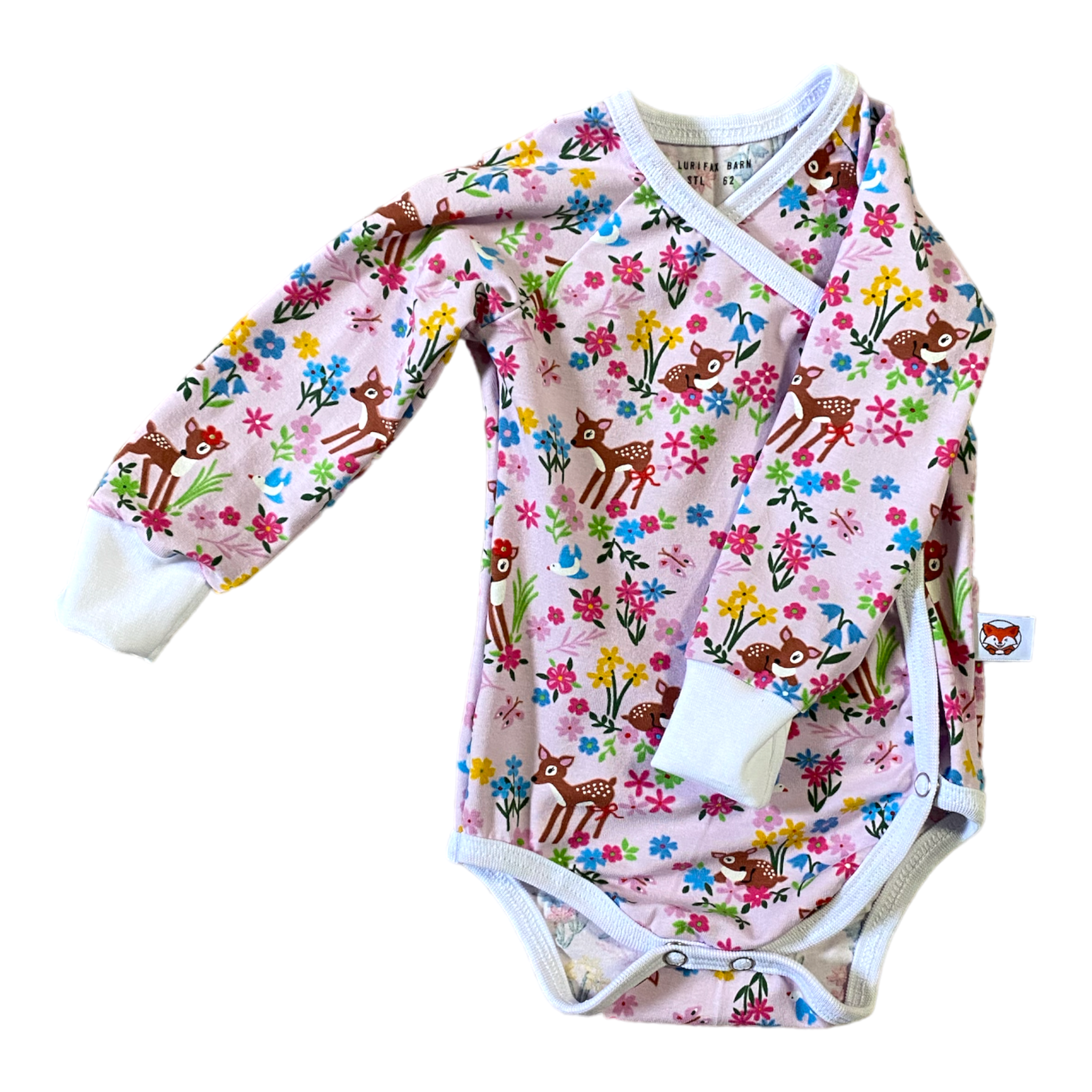 Omlottbody för baby i rosa med bambimönster, mjukt kantband och tryckknappar.