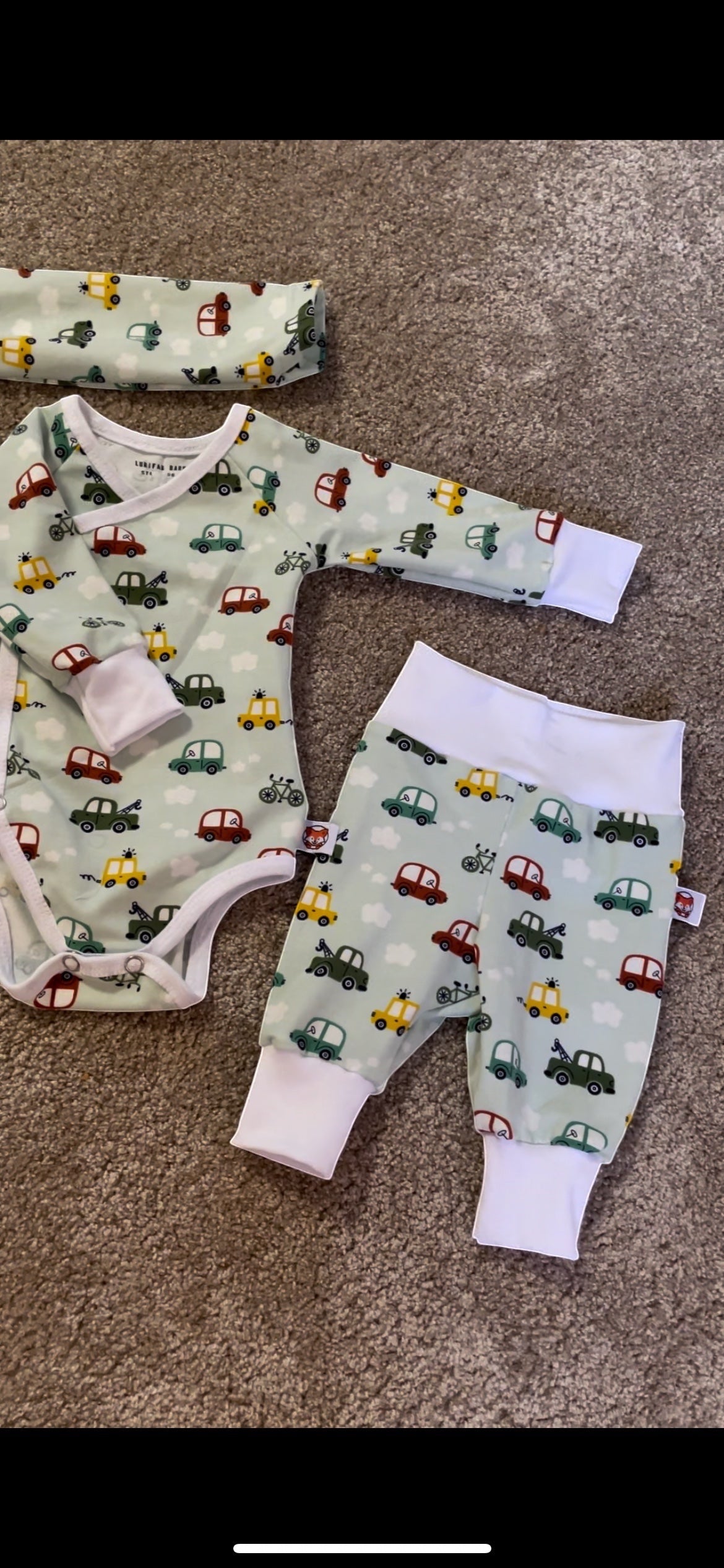 Lurifax Barn mintgrön babybody och byxor med bilmönster i bomull och elastan. Bred mudd i midja och benslut.